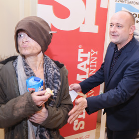 Kornovou, která si hrála na bezdomovkyni, se ze sálu pokusil vyvést jeden z organizátorů akce David Novotný.