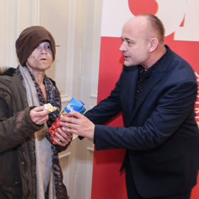 Bývalá dětská hvězda Yvetta Kornová narušila tiskovou konferenci k novému seriálu Spolu sami.