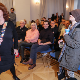 Proto se hlasitě domáhala pomoci organizátorů.