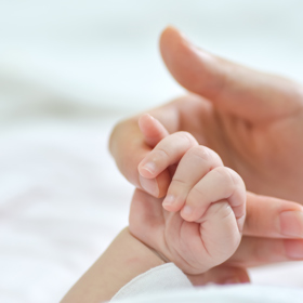 Ostravská porodnice nově nabídla maminkám takzvaný císařský řez s přitulením. Ženy si mohou na sále vytáhnout při císařském řezu dítě samy z břicha.