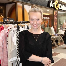 Módní návrhářka Kamila Vodochodská nově otevírá butik v pražské Jilské ulici, v těsné blízkosti Staroměstského náměstí.
