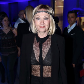 Bára Basiková ve vyžehleném účesu s čelenkou ve stylu 50. let.