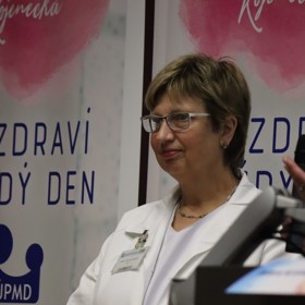 MUDr. Marcela Křížová je vedoucí lékařkou oddělení fyziologických novorozenců a vedoucí mléčné banky v Ústavu pro péči o matku a dítě v pražské podolské porodnici.