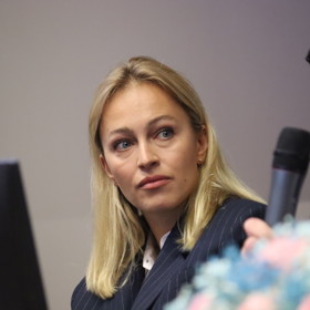 Modelka Renata Langmannová promluvila v pražském Podolí na tiskové konferenci věnované důležitosti pitného režimu těhotných a kojících žen.