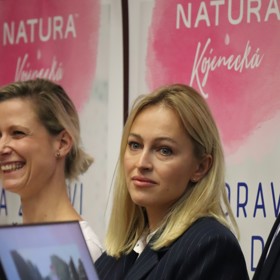 ...a ženám radí mít lahev s vodou neustále na očích.