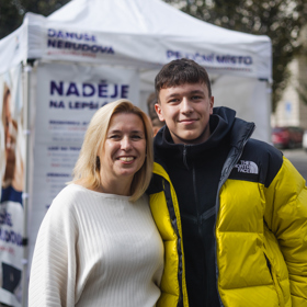 Aktivně se zapojuje do její kampaně a sbírá podpisy na petičních stáncích. 