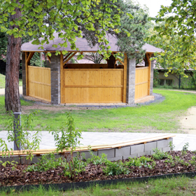 Dominantou zahrady je dřevěný altán, kde mohou děti trávit čas s návštěvami.