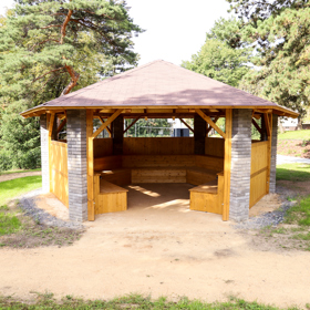 Altán je velmi prostorný a dá se využívat také na terapie. 