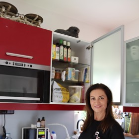 Hanka Kynychová vaří zdravě, ale když nestíhá, nemá problém uchýlit se ke kupovaným předem připraveným zdravým hotovkám. 