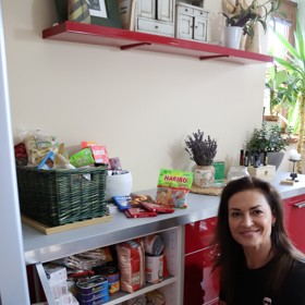 Kromě okurek nebo kompotů v ní najdete čokoládu a gumové bonbony.