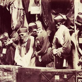 Kapucíni jsou zde naaranžováni opravdu bizarním způsobem. Dle oblečení můžeme rozeznat i jejich církevní hodnost.