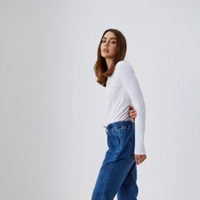 Jogger jeans jsou inspirované pohodlím tepláků. Moodo, 416 Kč