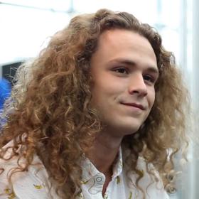 S Minnie, kterou poznal coby prodavačku nábytku, měl Luke syna Jacka (na snímku) a dceru Sophii. Ani jedno z jeho dětí prý seriál Beverly Hills 90210 nikdy nevidělo. Z Jacka je dnes úspěšný wrestler známý pod přezdívkou Jungle Boy. Za jejím vznikem stojí jeho dlouhé kudrnaté vlasy a mrštné tělo, díky němuž ho lidé přirovnávají k Tarzanovi. Momentálně chodí pětadvacetiletý zápasník s kolegyní Annou Jay.