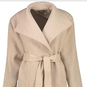 Zavinovací kabát je lichotivý téměř pro každý typ postavy, přizpůsobí se své nositelce. Bezvasport.cz, 999 Kč