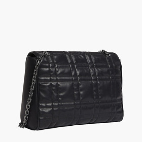 Černá kabelka na řetízku je klasika využitelná pro mnoho příležitostí. Calvin Klein, 3253 Kč