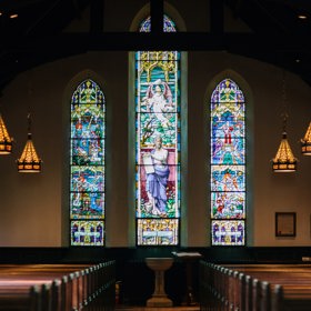 Reverend Ray to v roce 2003 s vymítáním docela přehnal. Démony chtěl vyhnat z osmiletého autistického chlapce. Seděl mu na hrudi tak dlouho, dokud nepřestal dýchat.