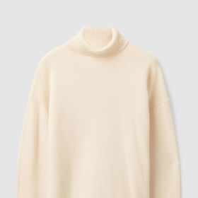 V kašmírovém roláku se snoubí hned několik benefitů, je to nadčasový kus, v luxusní krémové barvě a přírodní materiál bude vaše kůže milovat. COS, 160 eur