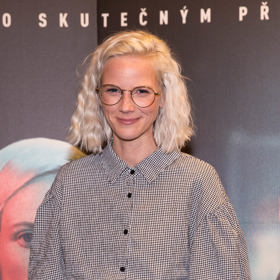 Herečce Barboře Bočkové platinové mikádo velmi lichotí. 