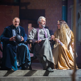 Jeho postava Archivalda významně ovlivňuje děj pohádky.