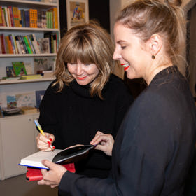 Bára knihu ochotně podepsala také redaktorce Lifee.cz Veronice Novákové.