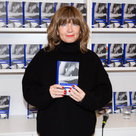 Zpěvačka Bára Basiková se rozhodla po čtyřiceti letech vydat reedici své knižní prvotiny Rozhovory s útěkem, která pojednává o lásce dvou dívek.