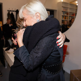 Přivítání bylo vřelé a Bára Nesvadbová se nechala slyšet, že Báře křest tak trochu závidí - sama má kvůli své charitativní činnosti na psaní méně času, než by chtěla.