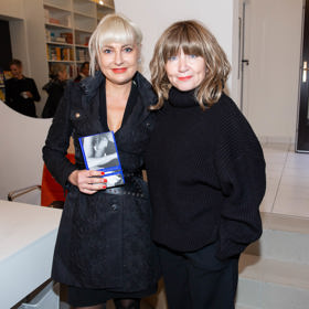 Jako jedna z prvních četla Bářinu knihu ještě před revolucí spisovatelka Barbara Nesvadbová. Dodnes jsou blízkými přítelkyněmi, proto sympatická blondýnka neváhala reedici slavné knihy osobně pokřtít.