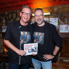 Aleš Cibulka s Michalem Jagelkou zde rovnou pokřtili také kalendář pro příští rok.