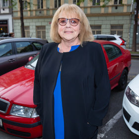 Spisovatelka a výtvarnice Iva Hüttnerová si nenechala ujít křest nové knihy Aleše Cibulky Deprese není depka.