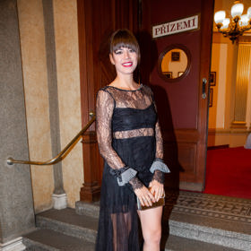 Také herečka Karolína Gudasová vyrazila na letošní předávání cen Thálie v šatech od Kamily Vodochodské.