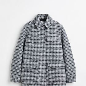 Košilové bundy jsou přetrvávajícím trendem z loňska, aneb bunda pro chytré horákyně pro teplejší podzimní dny. Hodí se ke kalhotám a sportovnějším stylům šatů. H&M, 1699 Kč