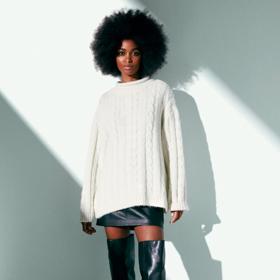 Nádherný kontrast svůdné lesklé kůže bot a jemné pleteniny v krémovém odstínu nabízí svým zákaznicím Mango. 6499 Kč