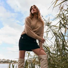 Béžová a černá, mini a maxi. Dokonalé sloučení protikladů letošního podzimu. Boty Mohito, 2299 Kč