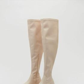 Krémová je už několikátou sezónu na špici v oblíbenosti barev na podzim. Přináší optimismus a něžnost a v případě modelu Reserved i hravost a pohodlí. 1399 Kč