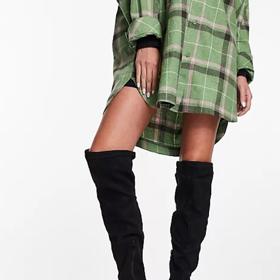 Kdo zažil devadesátky, bude mu kombinace káry a trochu drsného modelu bot povědomá. Rock and roll, baby! Boty Truffle collection, 22 eur