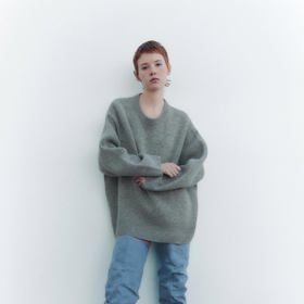 Modrá a zelená. Netradiční a drzá kombinace ultravysokých bot a oversized svetru vás uhrane. Boty Zara, 2599 Kč