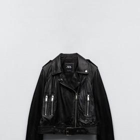 Kožená bunda, tzv. křivák, z ovčí kůže vám bude dělat službu roky. Vyplatí se investovat. Zara, 2799 Kč