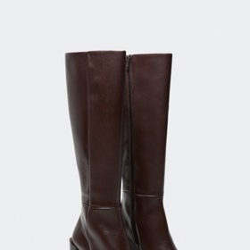 Přestože má koženka stále lepší vlastnosti, co se týče bot, je lepší investovat do kůže, která je prodyšná a déle vydrží. Vysoké kožené kozačky Mango, 4299 Kč