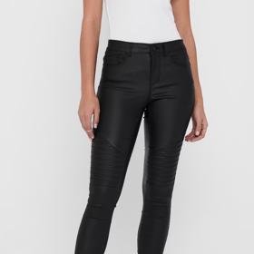 Koženkové kalhoty z Only vypadají báječně a dobře se kombinují s oversized svetry a košilemi. 999 Kč