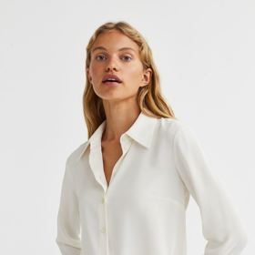 Bílá košile může mít i krémový odstín, který je pro teplý typ pleti lichotivější. H&M, 699 Kč