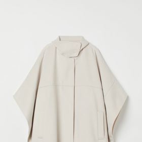 Krémový plášť je překrásným retro kouskem a must have tohoto podzimu. Svěle vypadá s pletenými šaty i kalhotami do zvonu. H&M, 999 Kč