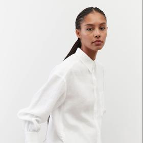 Bílá košile se zajímavým detailem - stahovacím tunýlkem na bocích. Marc O'Polo, 2390 Kč