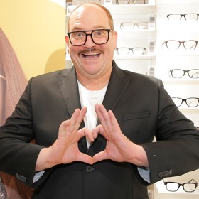 Knírek si Marek Taclík nechal narůst kvůli nové roli, ovšem rozhodl se ho nosit i po skončení natáčení.