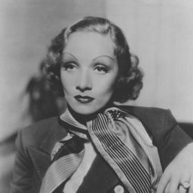 Herečka Marlene Dietrich: „Průměrný muž má větší zájem o ženu, která se zajímá o něj, než o ženu - jakoukoliv ženu - s krásnýma nohama."