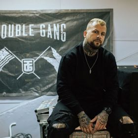 Otakar Petřina alias Marpo vystupuje s kapelou Trouble Gang, jeho přítelkyní je zpěvačka Lenny.