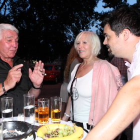 Hana Čížková se ve společnosti objevuje ráda. Na snímku s Jiřím Krampolem (vlevo) a Pavlem Novotným (vpravo).