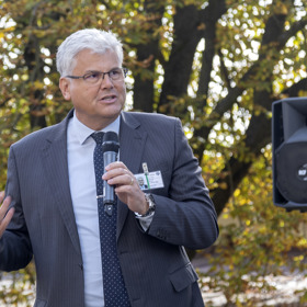 Na slavnostním otevření zahrady nechyběl ředitel FN Motol JUDr. Ing. Miloslav Ludvík, MBA.