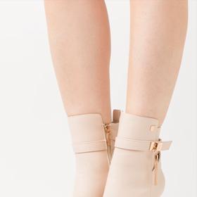 Nude kozačky opticky splývají s nohama, a ty tak vypadají delší a štíhlejší. Pomáhá i ostrá špička a vysoké podpatky. Laura Biagiotti, 1949 Kč