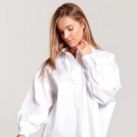 Oversize košile s balónovými rukávy, ideální pro kombinaci s úzkými džínami nebo zvony. One shirt, Zalando, 2471 Kč