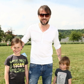 Když už herec doma je, snaží se synům naplno věnovat.